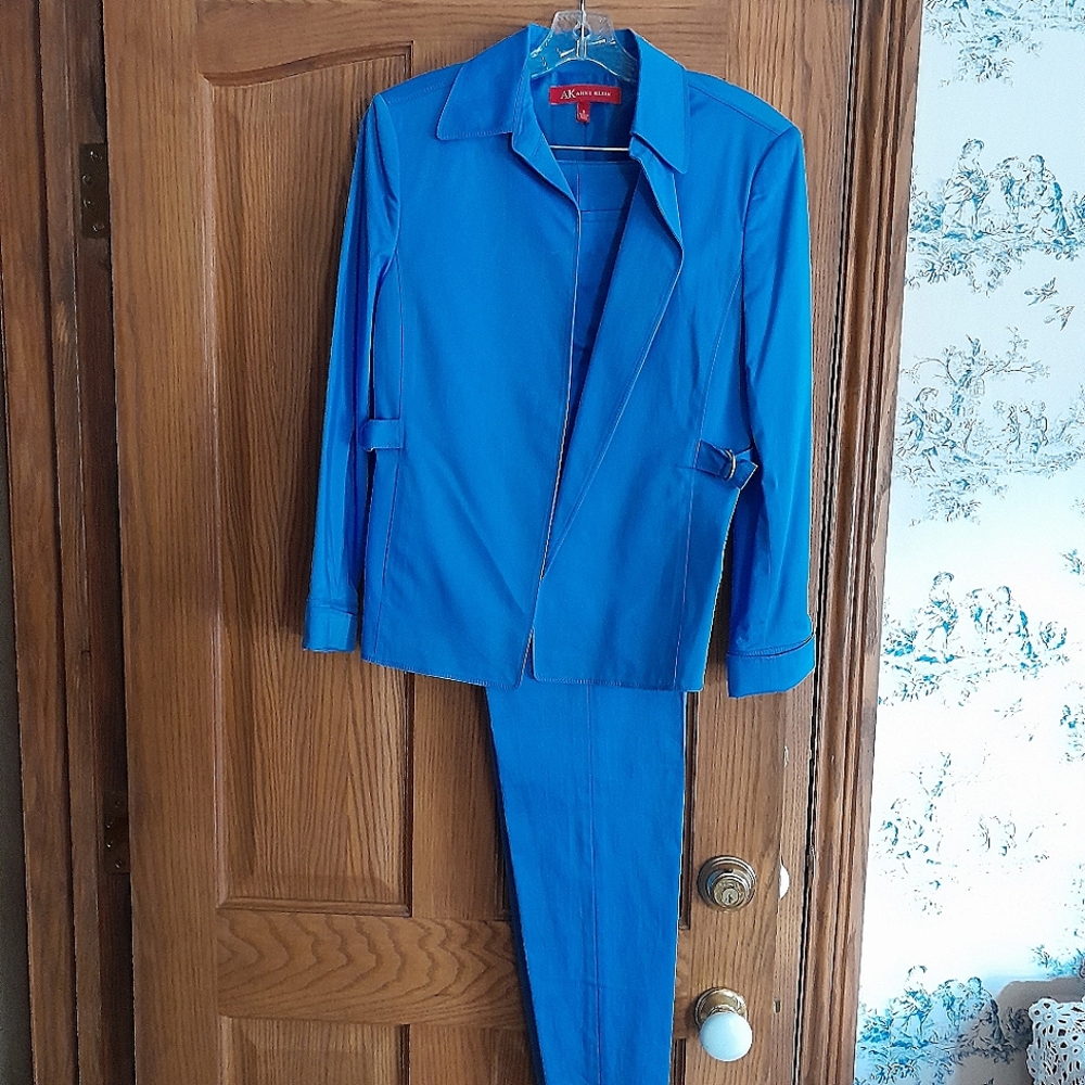 Pants suit